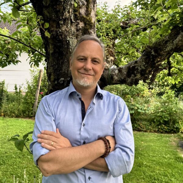 Franz Winterhalder, Coach und Dozent, vor einem alten Apfelbaum in seinem Garten